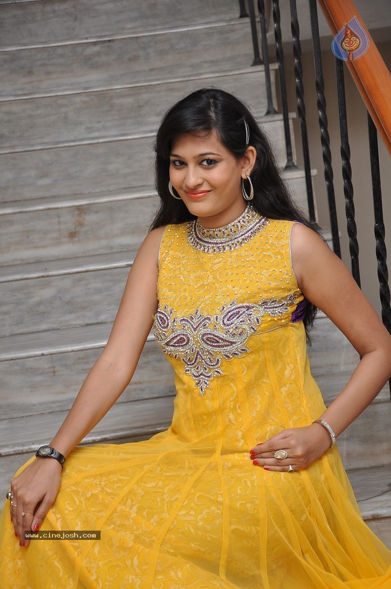 Swetha Jadhav Stills - 53 / 64 photos