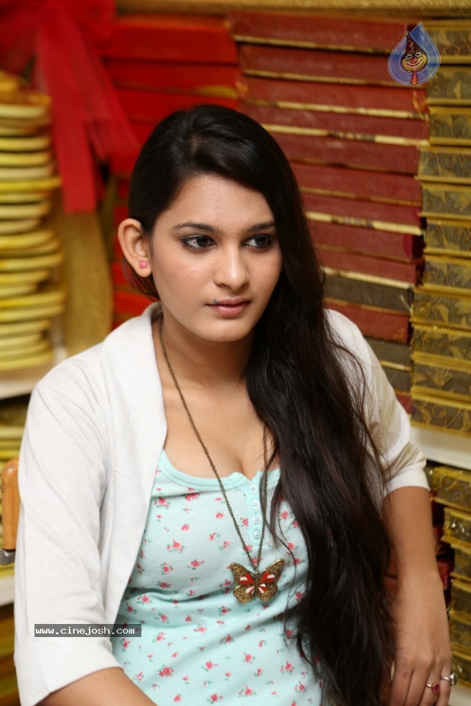 Swetha Stills - 28 / 45 photos