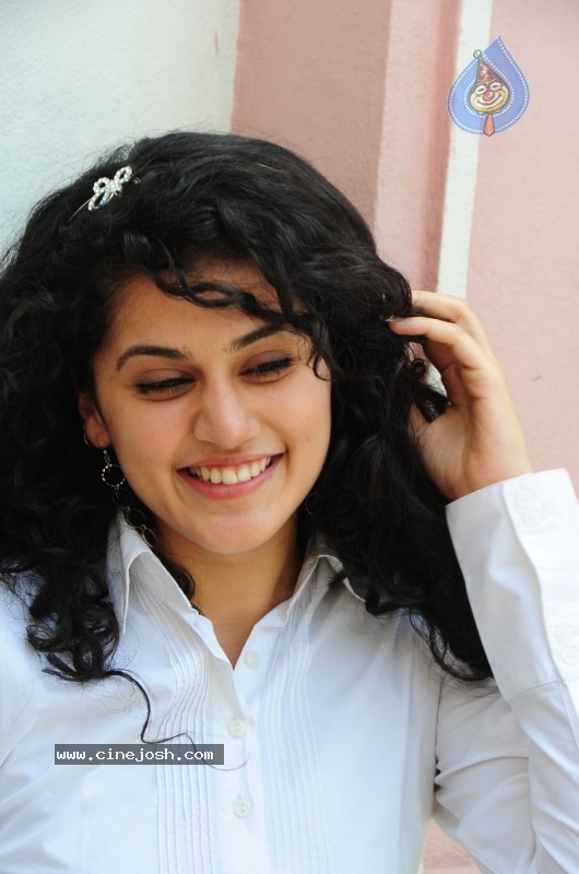 Tapsee Stills - 29 / 35 photos