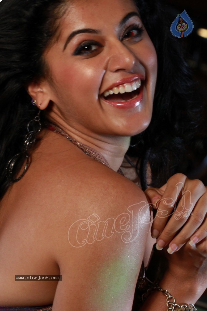 Tapsee Hot Gallery - 38 / 77 photos