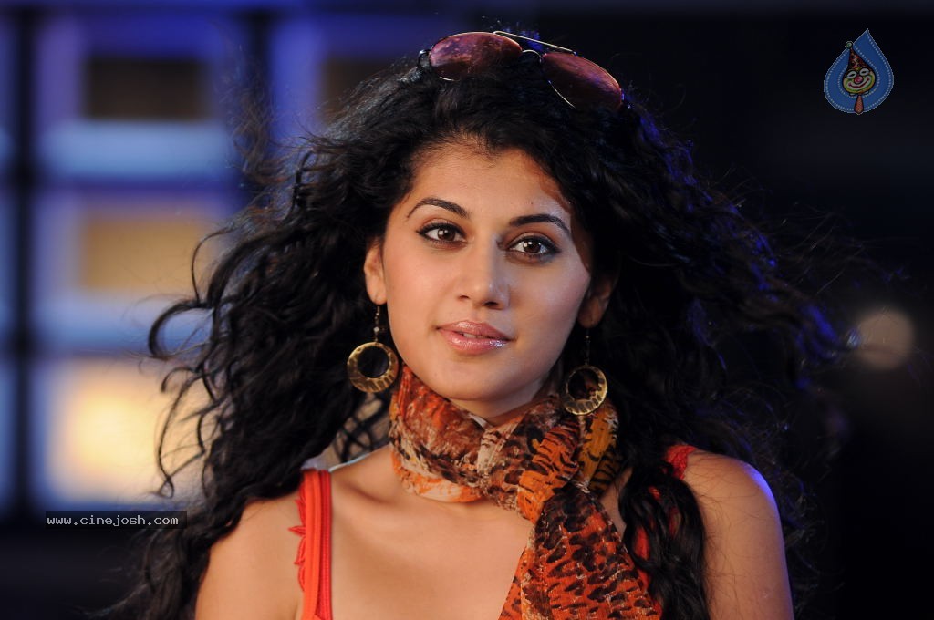 Tapsee Hot Gallery - 28 / 66 photos