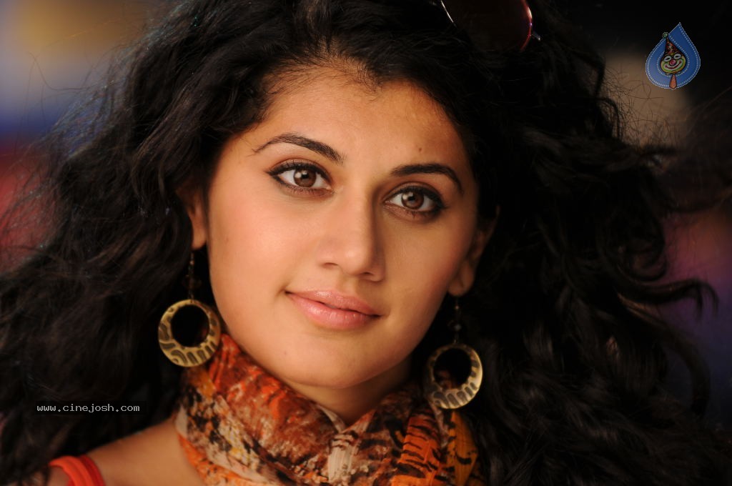 Tapsee Hot Gallery - 30 / 66 photos