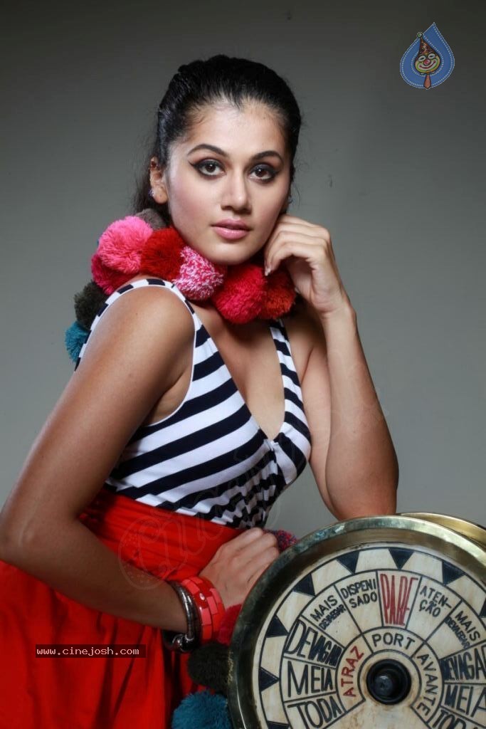 Tapsee Hot Stills - 25 / 112 photos