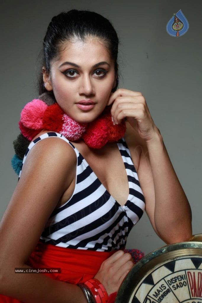 Tapsee Hot Stills - 33 / 112 photos