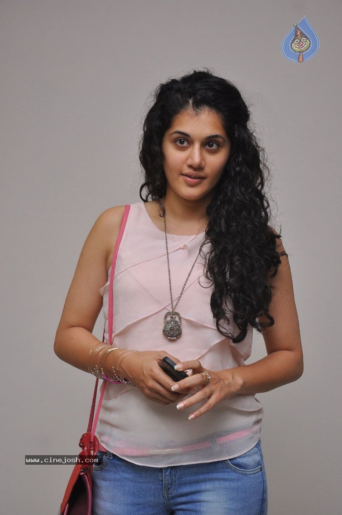 Tapsee Latest Pics - 4 / 29 photos