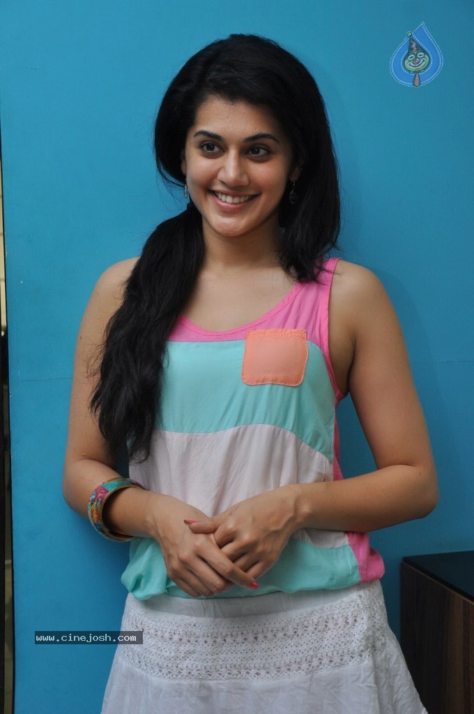 Tapsee New Photos - 33 / 55 photos