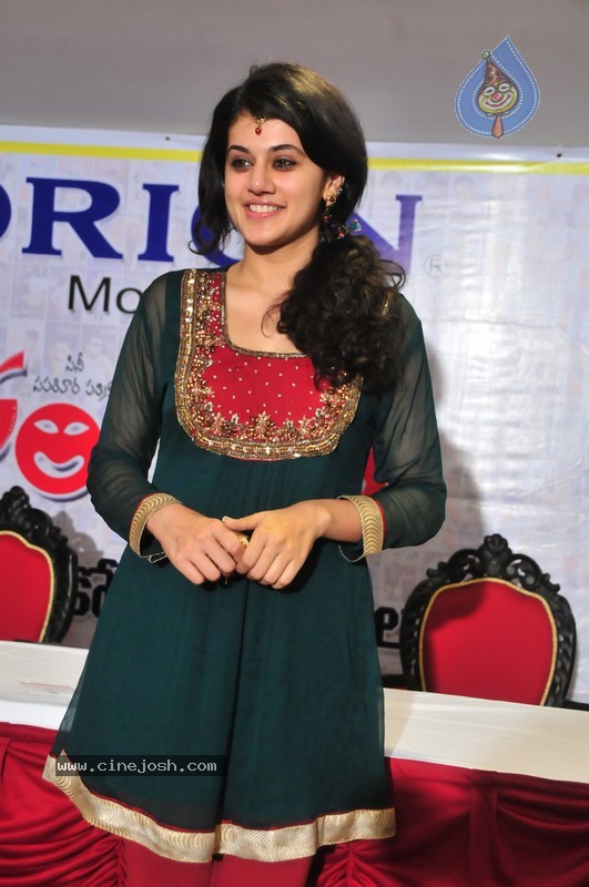 Tapsee New Stills - 28 / 41 photos