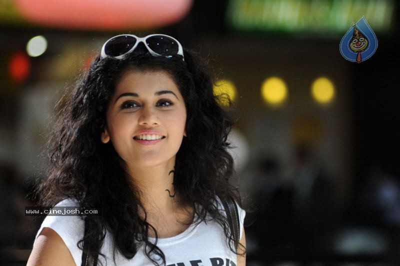 Tapsee New Stills - 18 / 23 photos