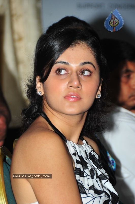 Tapsee Stills - 22 / 52 photos