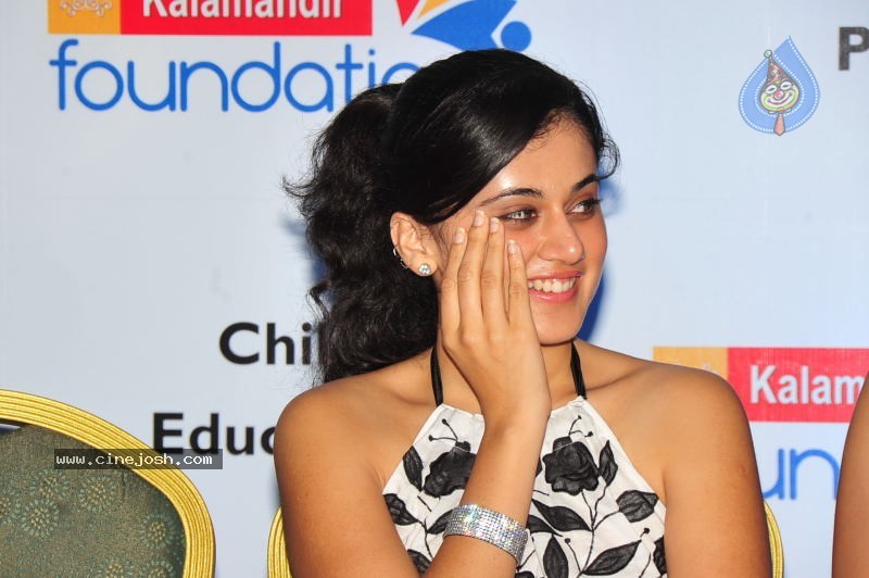 Tapsee Stills - 39 / 52 photos