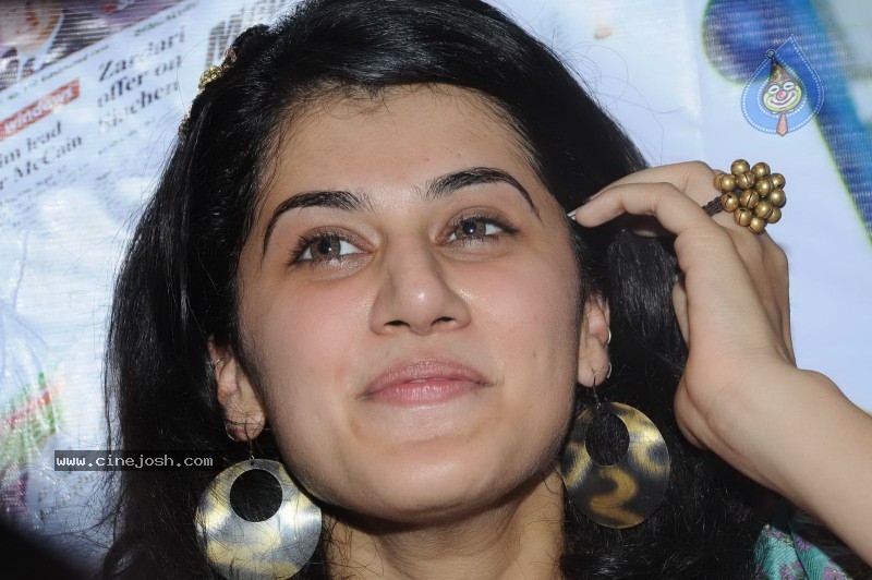 Tapsee visits Nizam College - 9 / 36 photos