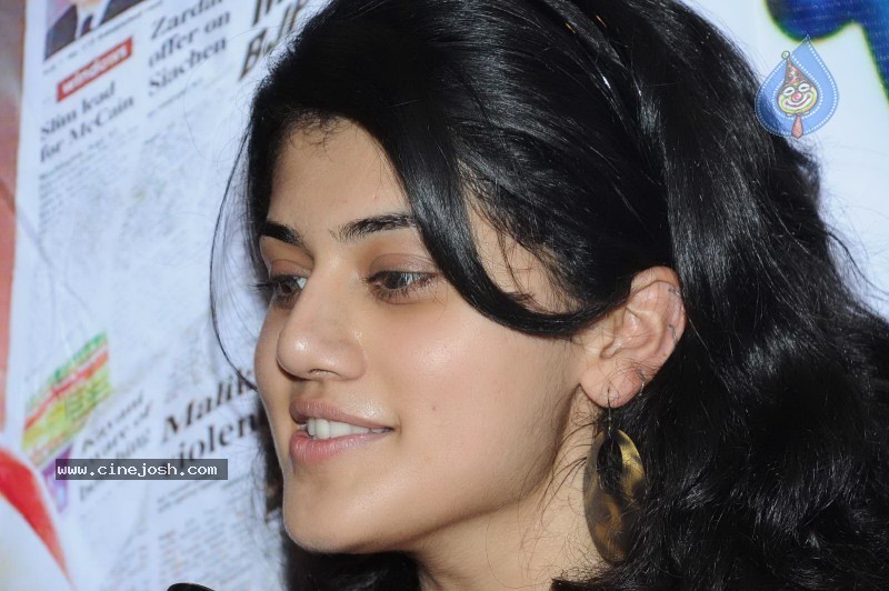 Tapsee visits Nizam College - 12 / 36 photos