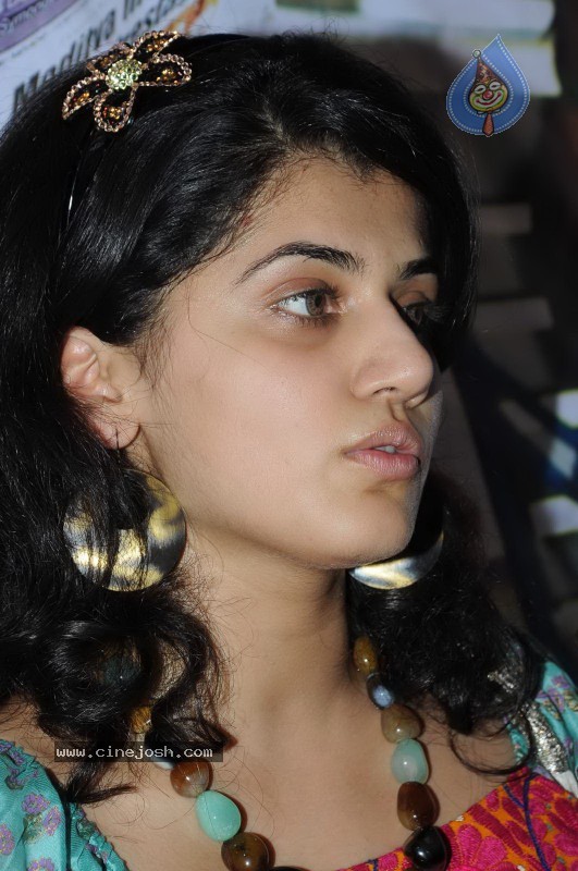 Tapsee visits Nizam College - 16 / 36 photos