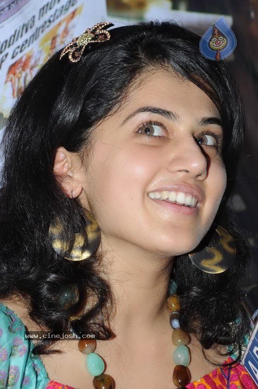 Tapsee visits Nizam College - 25 / 36 photos