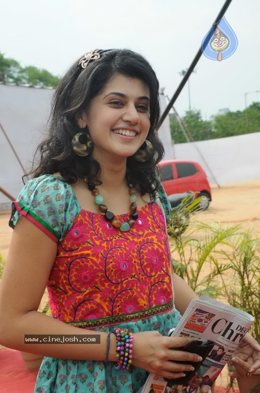 Tapsee visits Nizam College - 30 / 36 photos