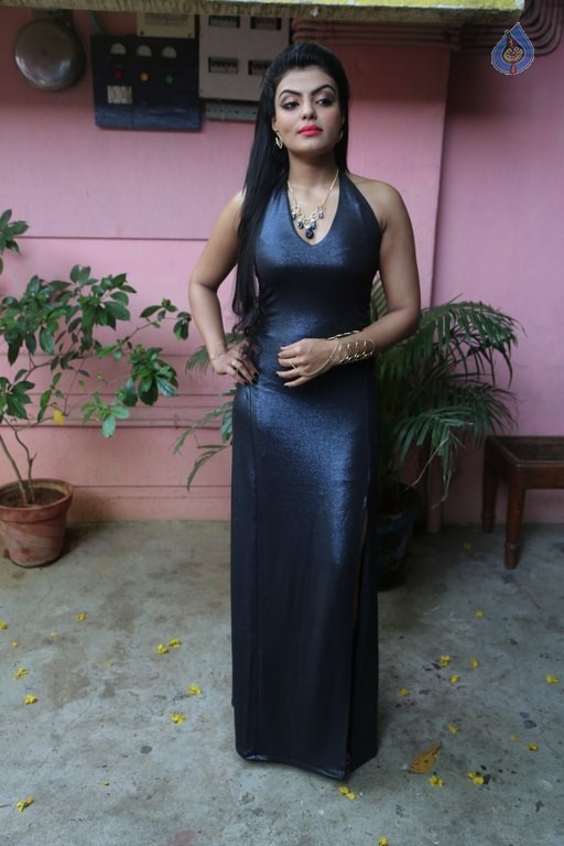 Tejashree Photos - 19 / 21 photos