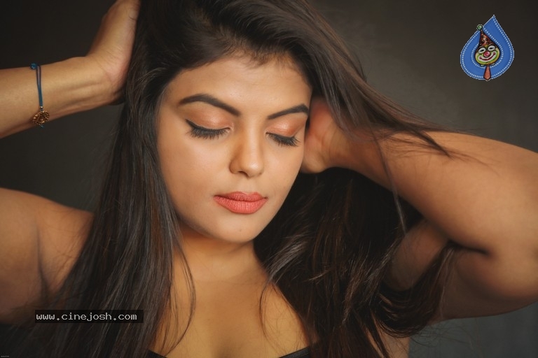 Tejashree Photoshoot - 6 / 11 photos