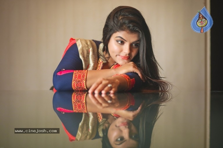 Tejashree Photoshoot - 7 / 11 photos