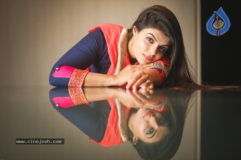 Tejashree Photoshoot - 8 / 11 photos