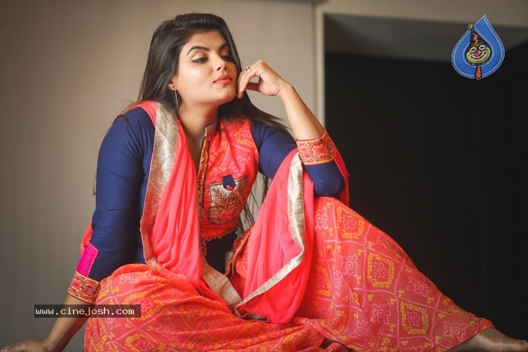 Tejashree Photoshoot - 9 / 11 photos