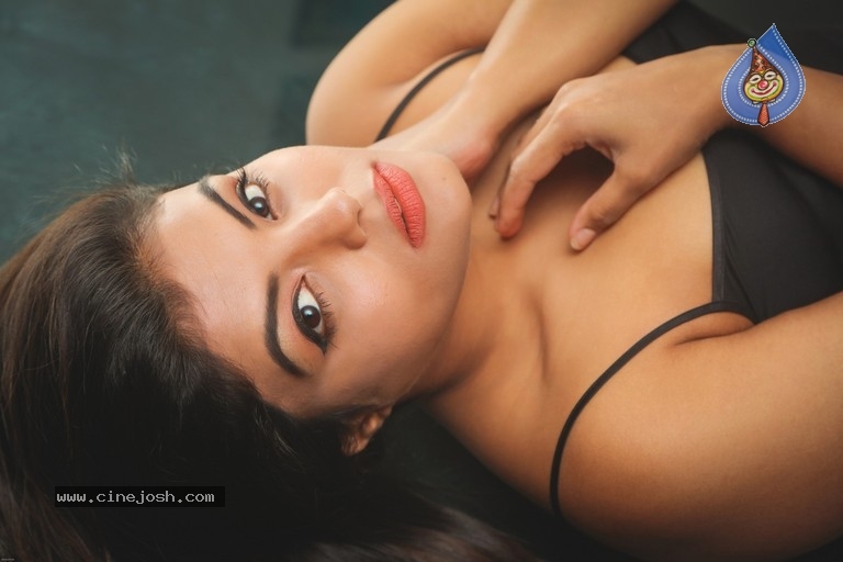 Tejashree Photoshoot - 10 / 11 photos