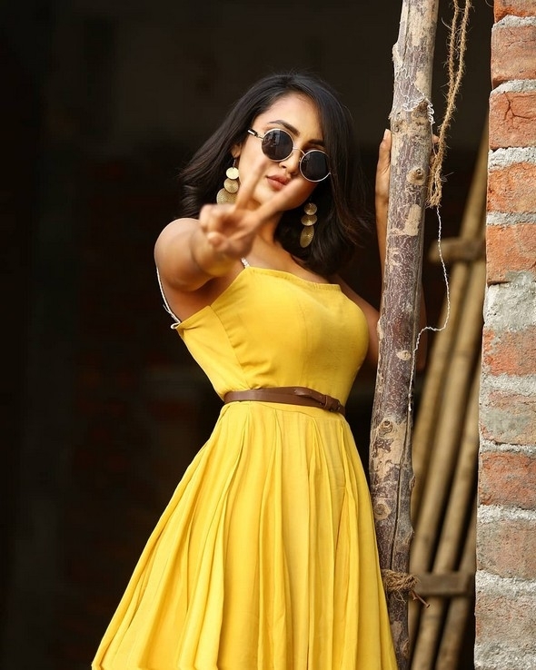 Tejaswi Madivada Stills - 12 / 12 photos