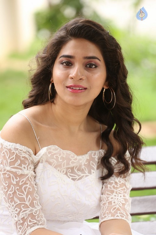 Tejaswini Pics - 9 / 42 photos