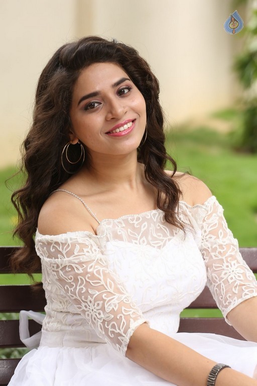 Tejaswini Pics - 39 / 42 photos