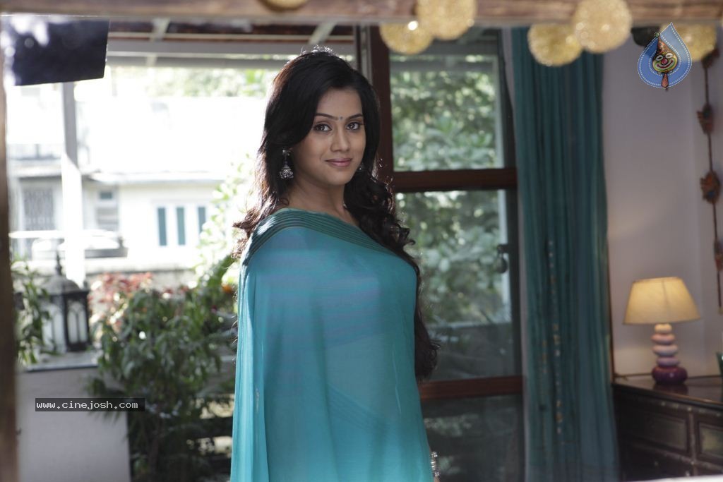 Thulasi New Stills - 1 / 4 photos