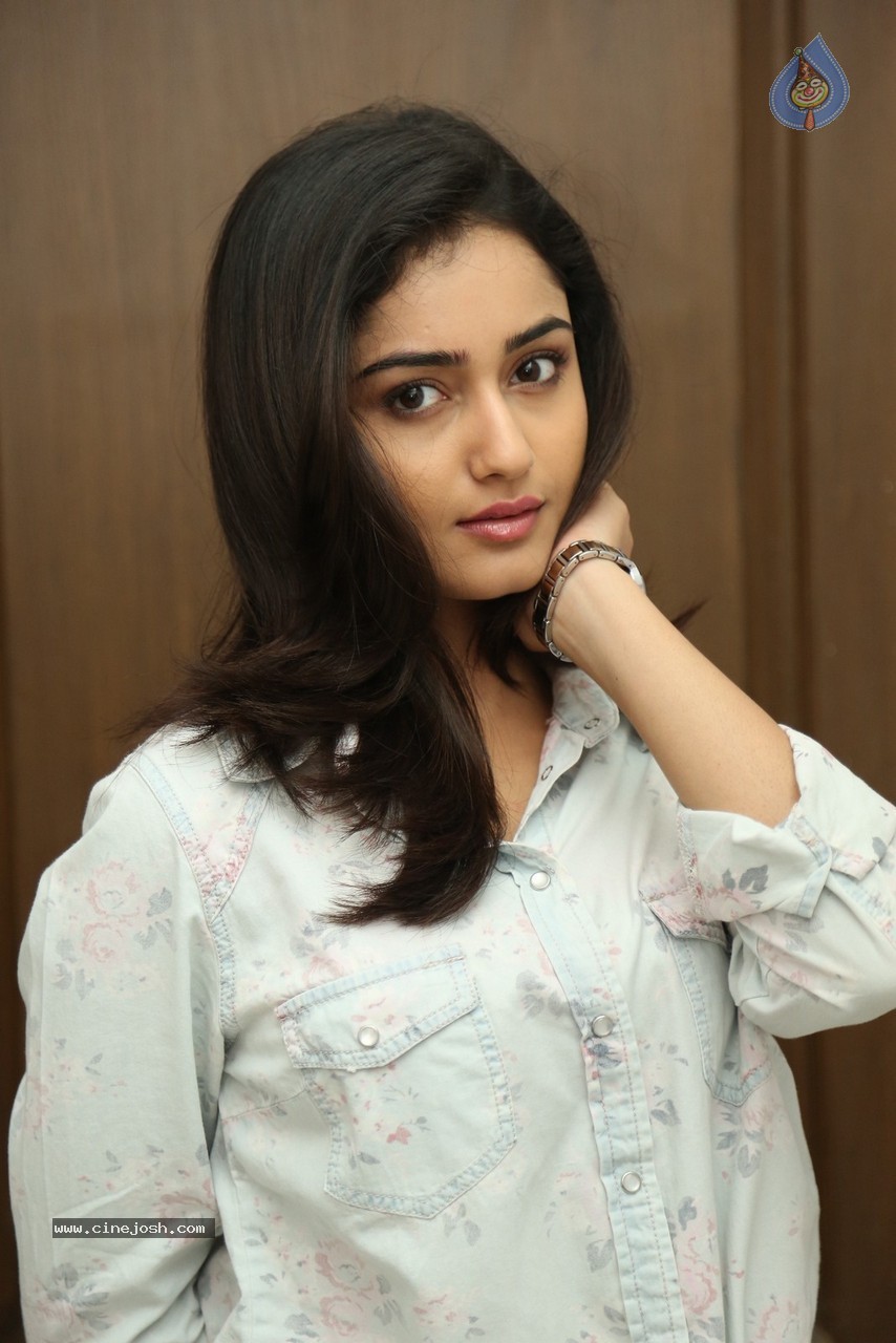 Tridha Choudhury Gallery - 22 / 95 photos