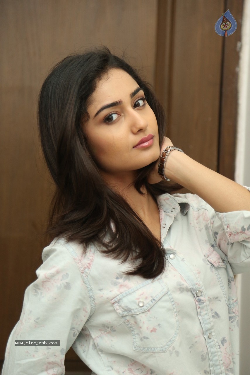 Tridha Choudhury Gallery - 25 / 95 photos