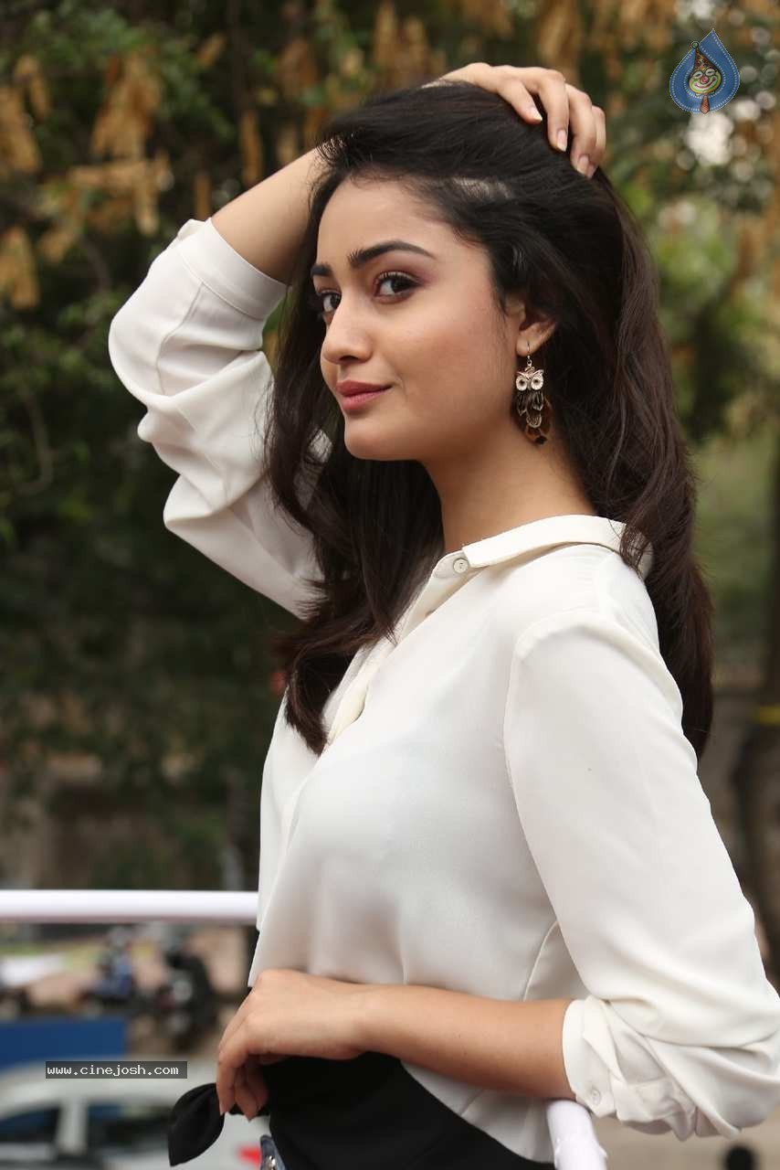 Tridha Choudhury Photos - 35 / 58 photos