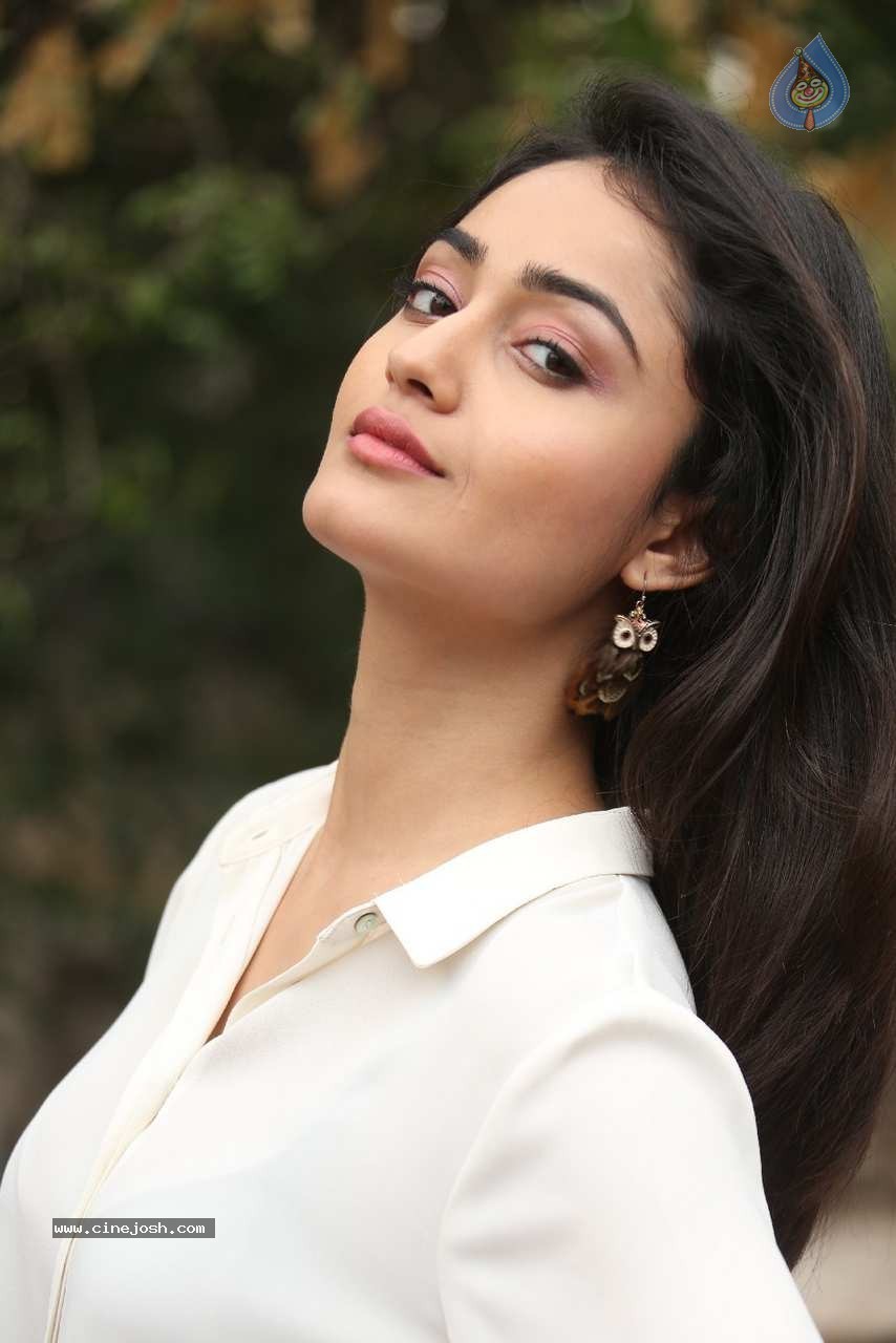 Tridha Choudhury Photos - 50 / 58 photos