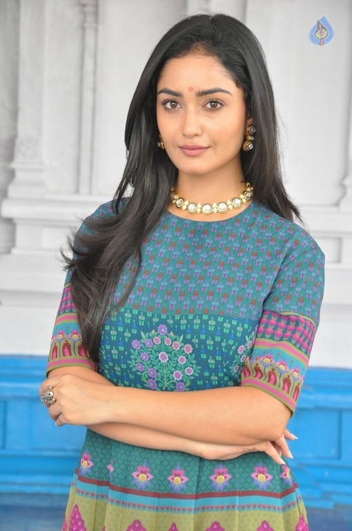 Tridha Choudhury Photos - 4 / 21 photos