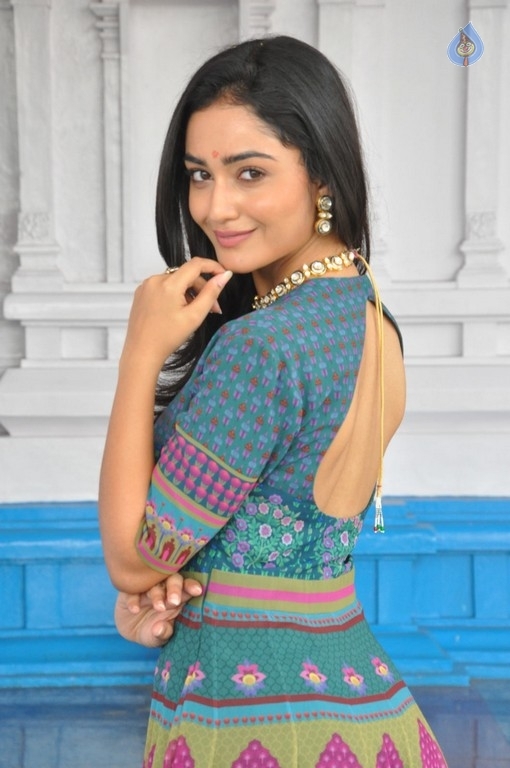 Tridha Choudhury Photos - 8 / 21 photos