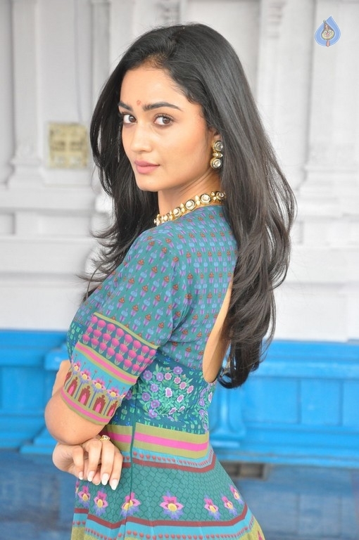 Tridha Choudhury Photos - 14 / 21 photos