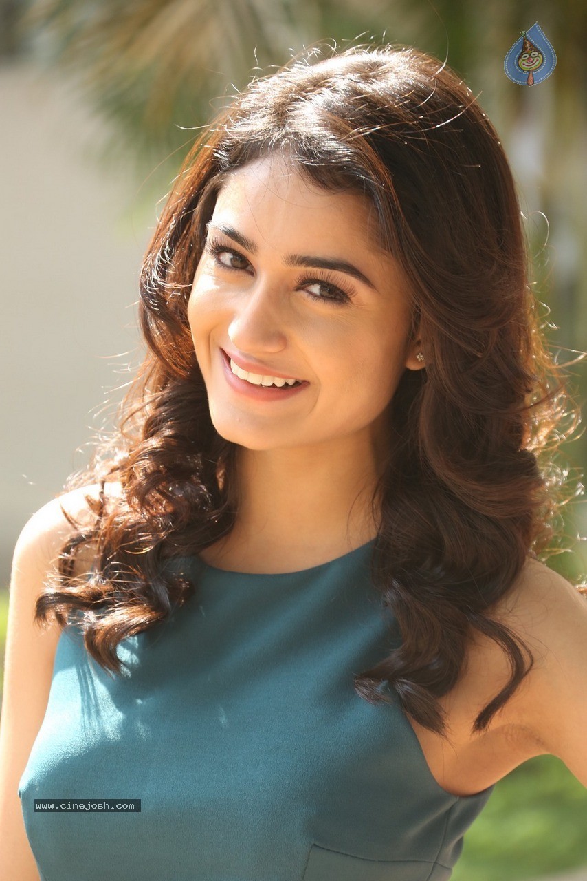 Tridha Choudhury Stills - 13 / 60 photos