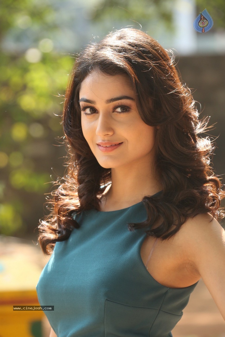 Tridha Choudhury Stills - 20 / 60 photos