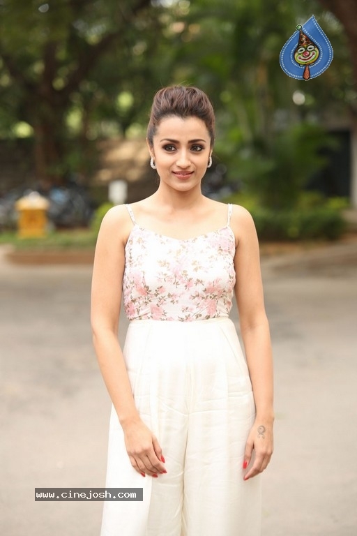 Trisha Krishnan Photos - 17 / 21 photos