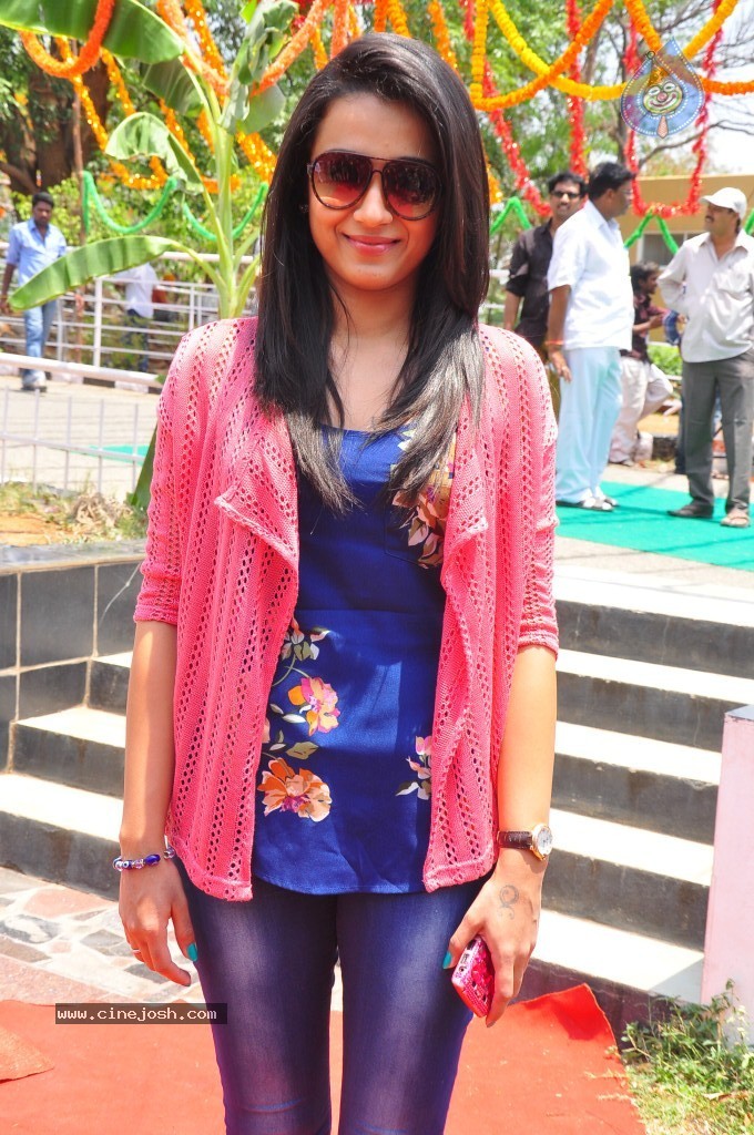 Trisha Latest Stills - 34 / 93 photos