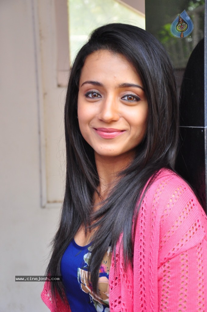 Trisha Latest Stills - 37 / 93 photos