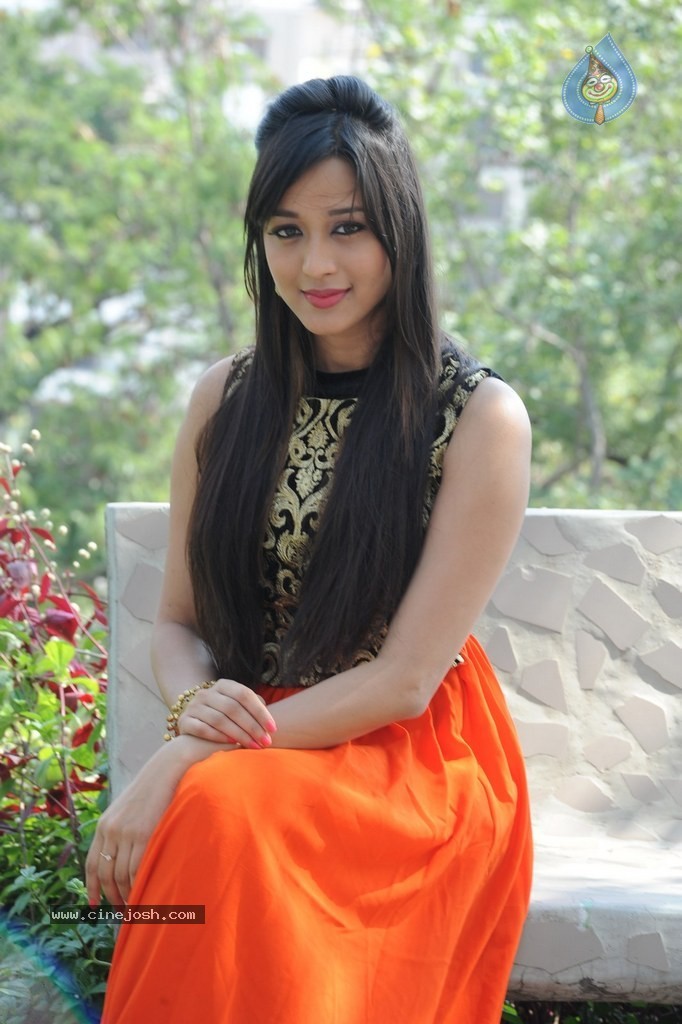 Tulika Gupta Stills - 33 / 80 photos