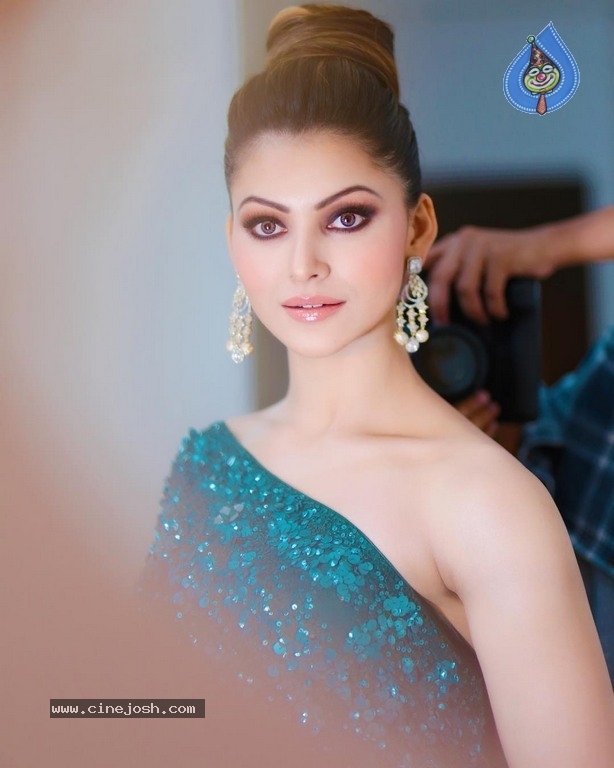 Urvashi Rautela Photos - 34 / 37 photos