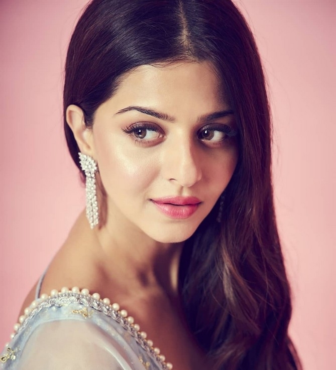 Vedhika Stills - 7 / 12 photos