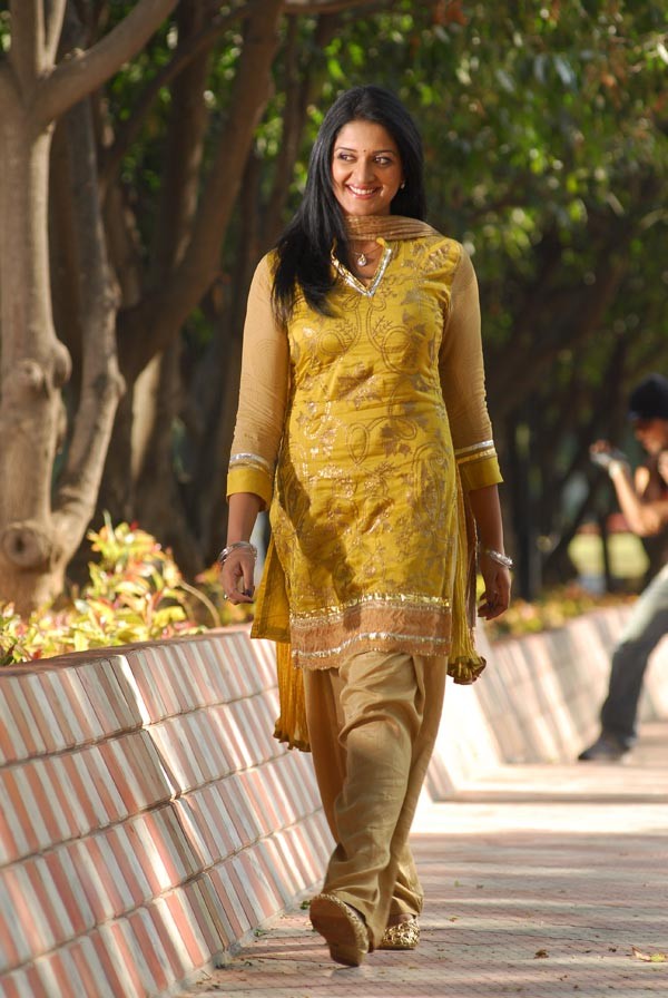 Vimala Raman Stills - 43 / 63 photos