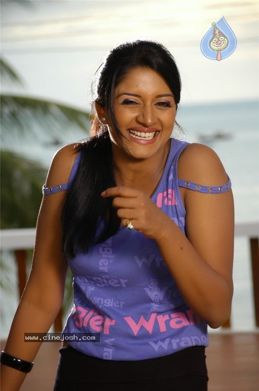 Vimala Raman (Exclusive CineJosh) - 61 / 82 photos