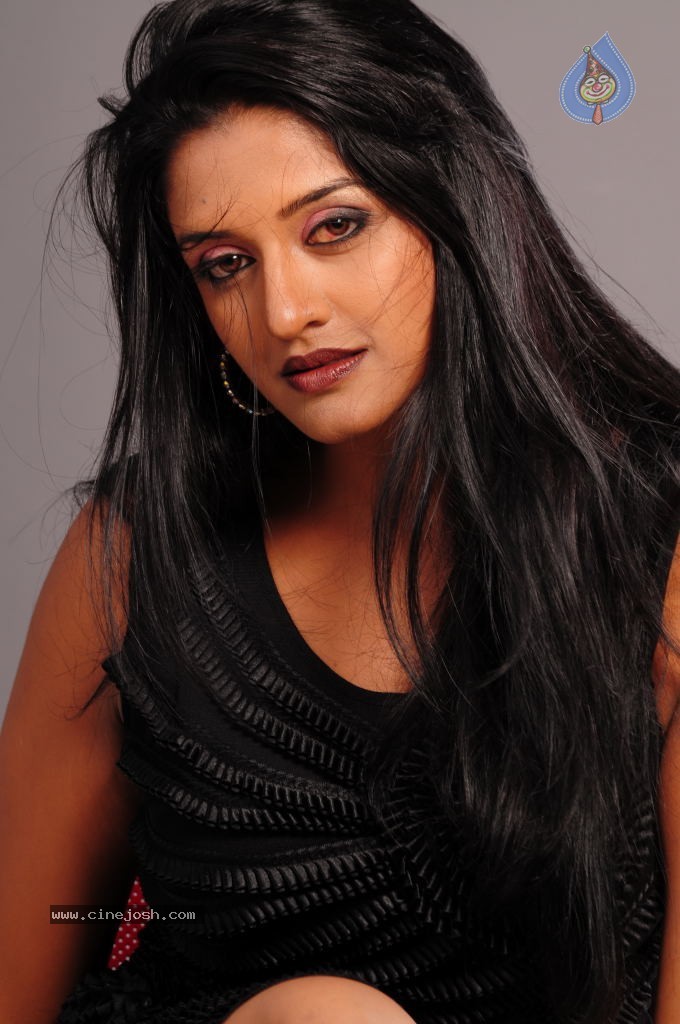 Vimala Raman Gallery - 30 / 126 photos