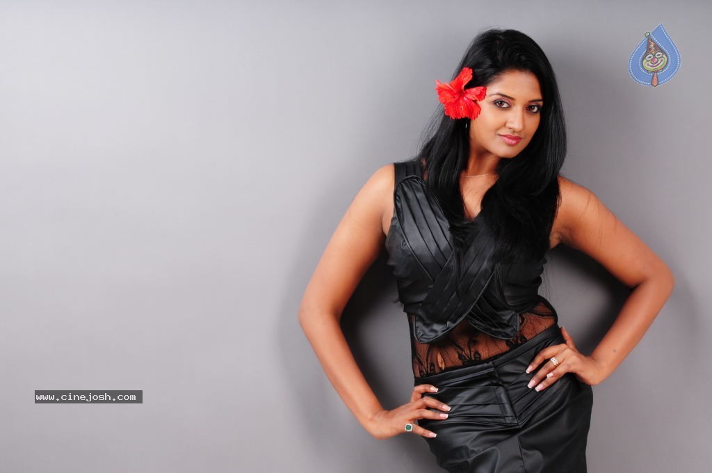 Vimala Raman Gallery - 34 / 126 photos