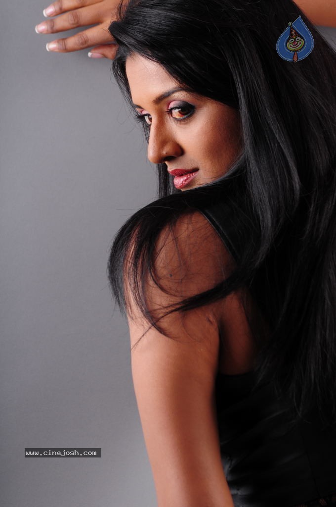 Vimala Raman Gallery - 35 / 126 photos