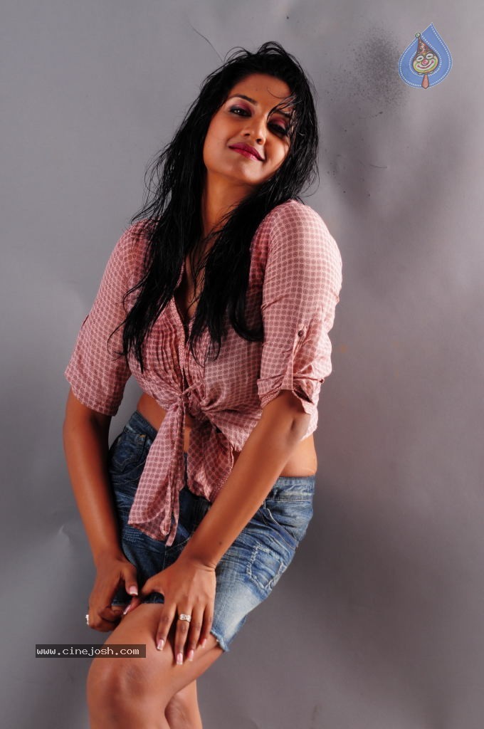 Vimala Raman Gallery - 46 / 126 photos